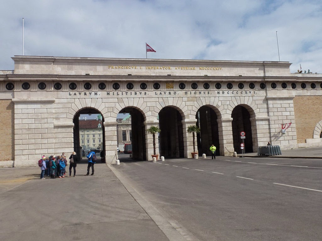 Durch’s Heldentor auf den Heldenplatz